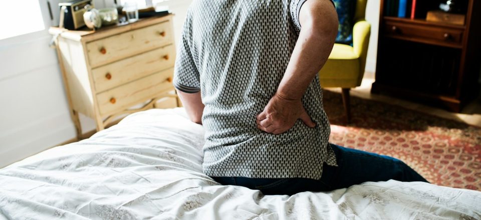 Dolor Lumbar y Ciática: Por qué la Fisioterapia a domicilio es la mejor solución cuando no puedes moverte