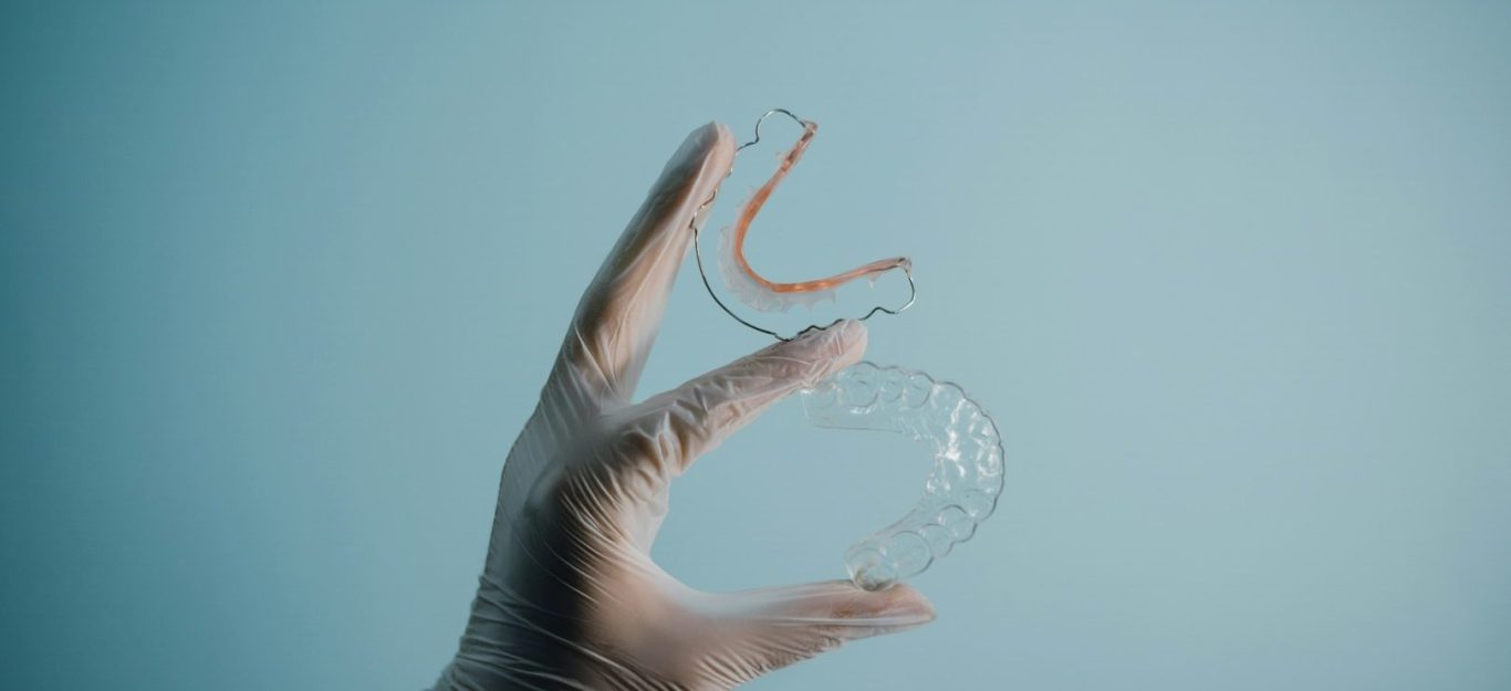 Fisioterapeuta tratando la mandíbula de un paciente por bruxismo en su domicilio de Madrid