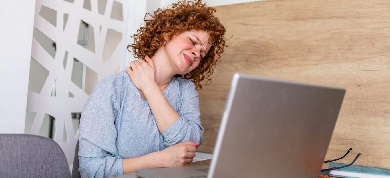 Persona con dolor cervical por teletrabajo buscando fisioterapia a domicilio en Madrid y Pozuelo