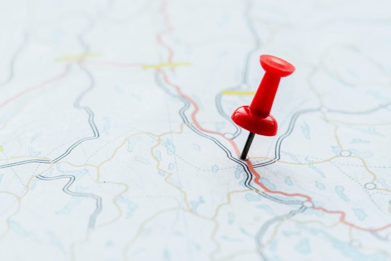 Pin rojo sobre un mapa, señalando una ubicación específica.